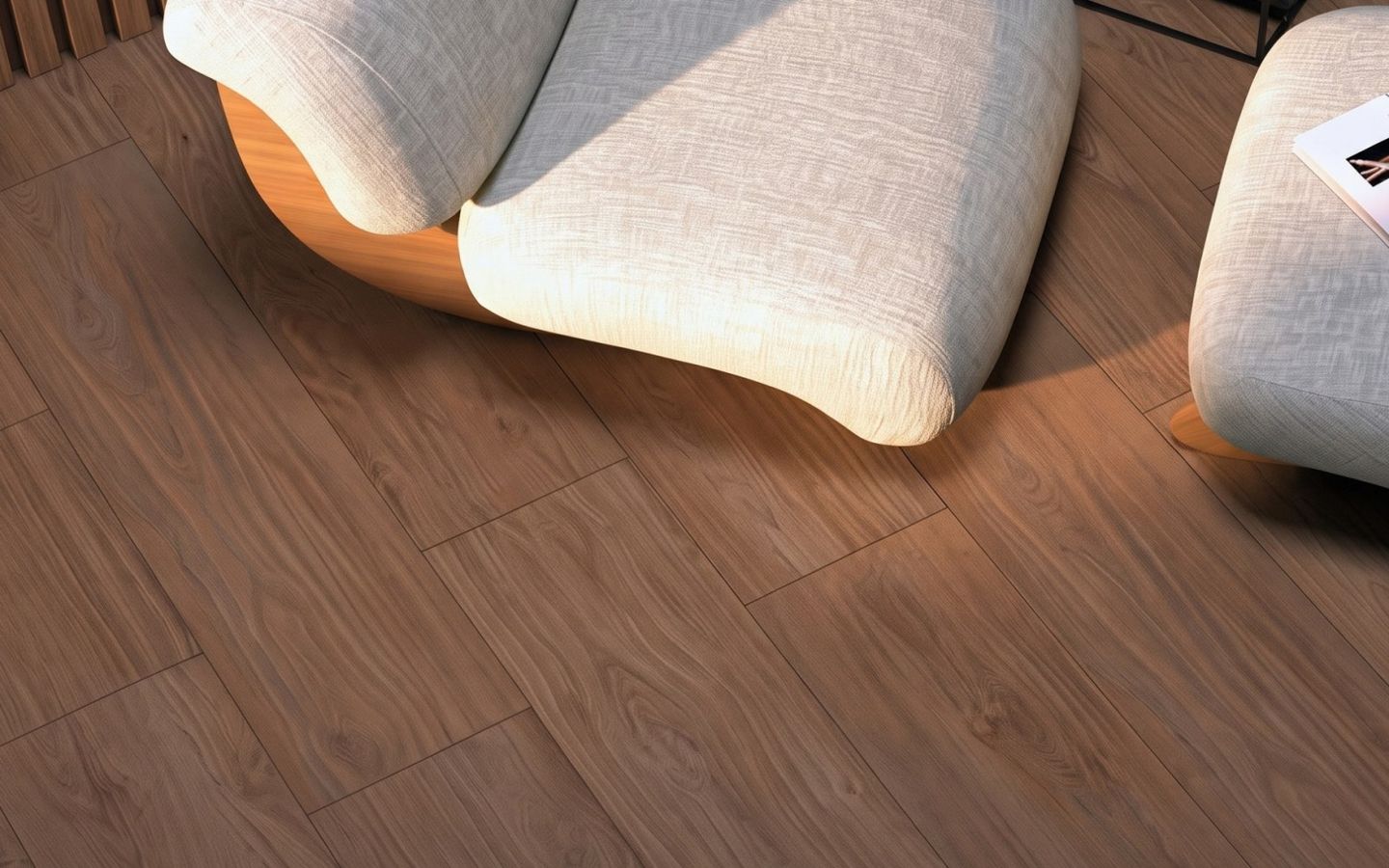 Piso de porcelanato amadeirado com uma poltrona clara